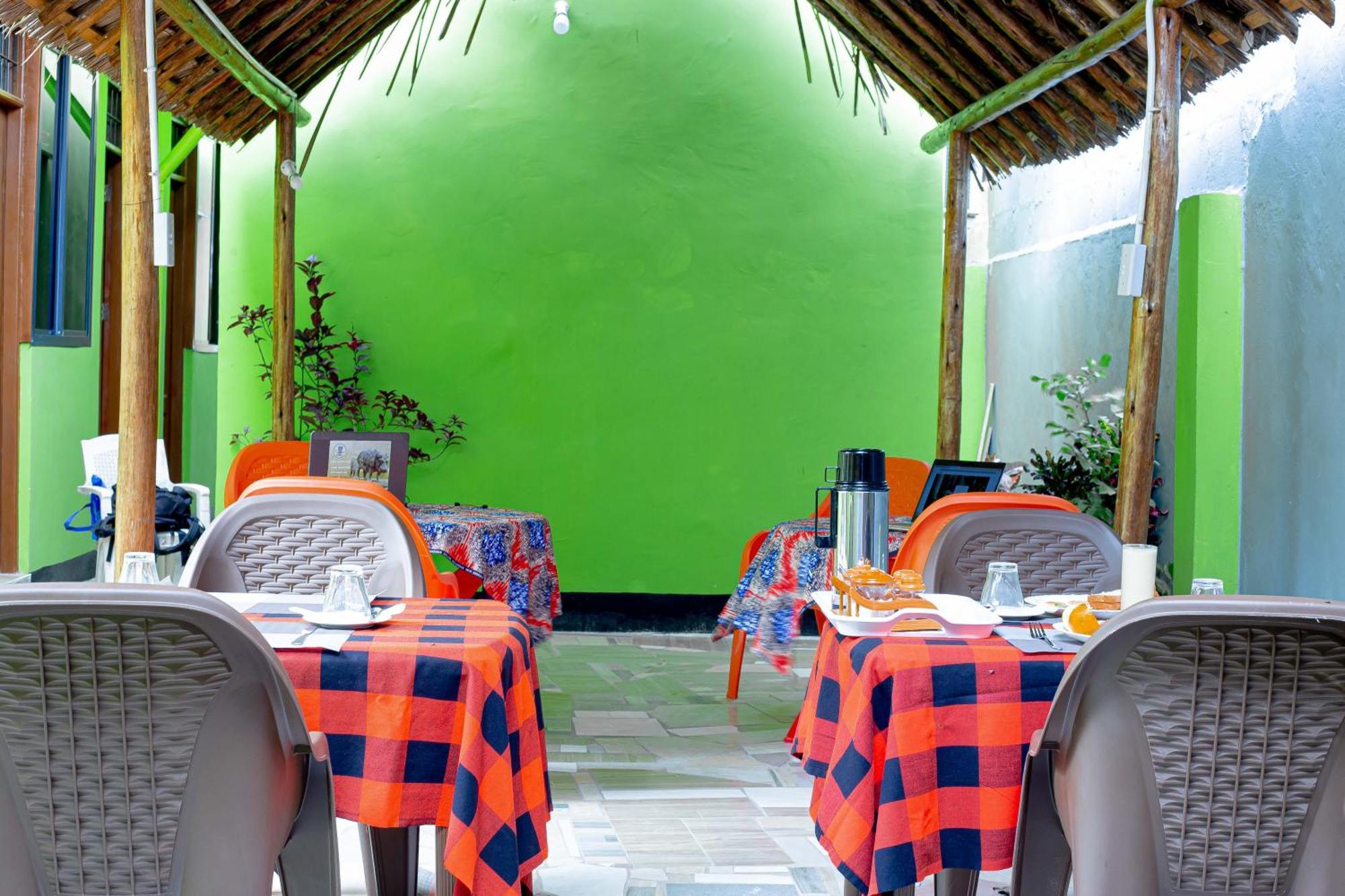 L&J Modern Backpackers Bnb Dar-es-Salaam Eksteriør bilde